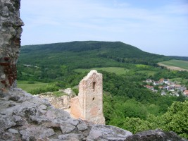 Bakony, Csesznek - szgletes vr a kerekerd kzepn 