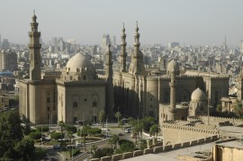 Kair, a bbor rzsa varzslata A Hasszn (balra) s az ar-Rafai mecset (jobbra)